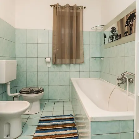 Three-bedroom In 아파트 *