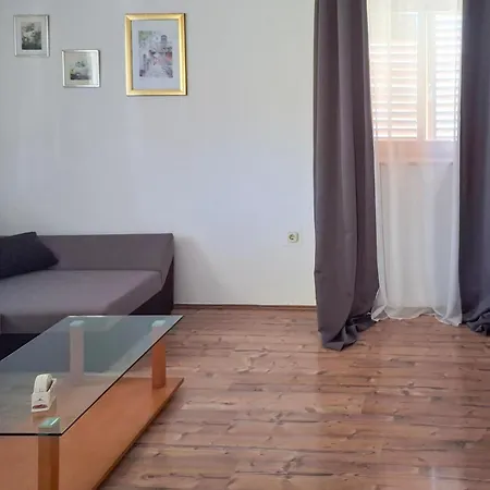 Three-bedroom In 아파트 *