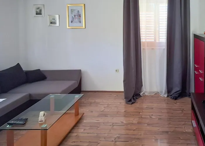 Three-bedroom In 아파트 *